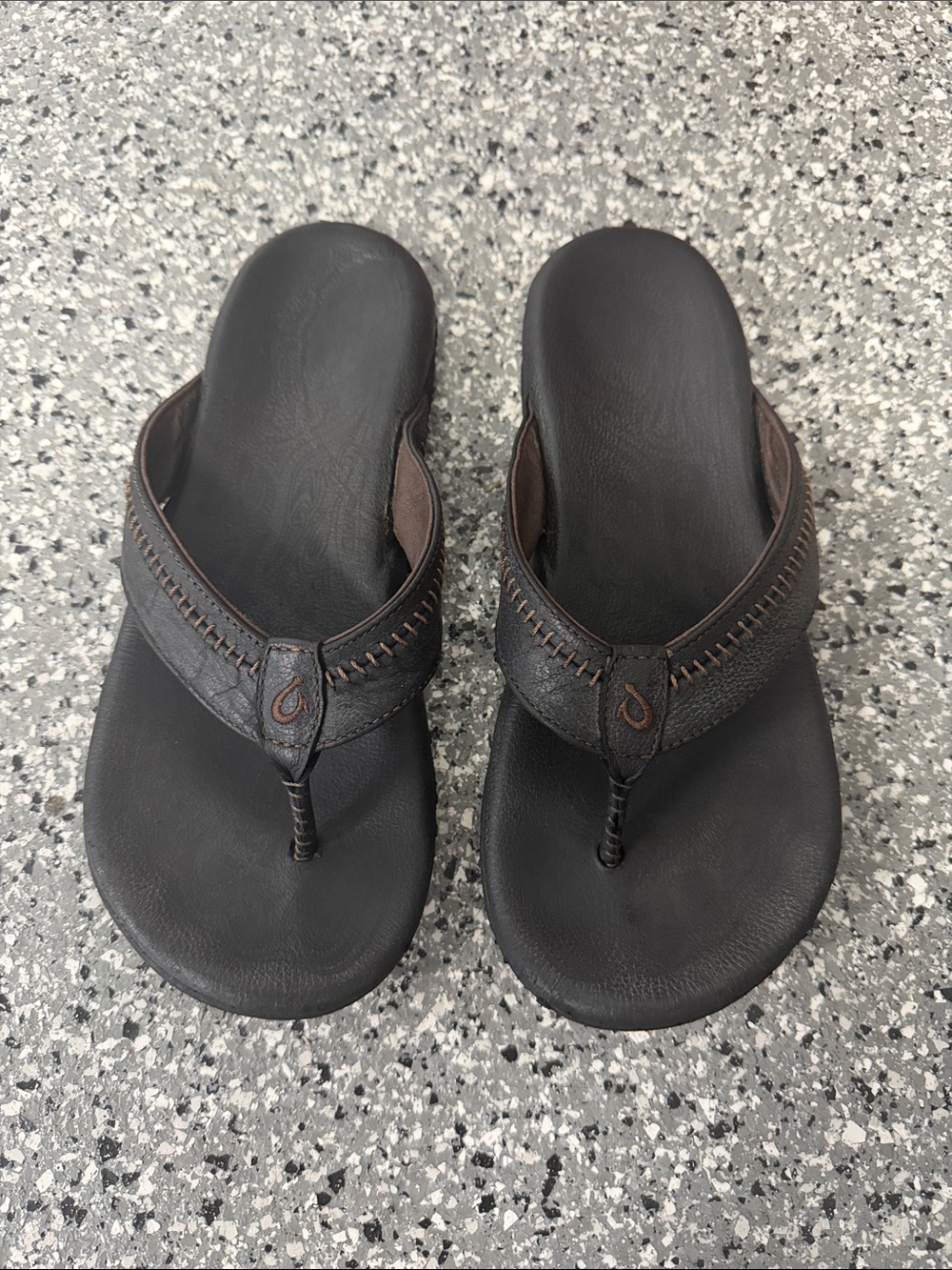 OluKai Men's Dark Brown Leather Toe-Post Sandals